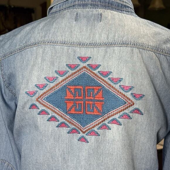 Beulah Womens Southwestern Aztec Embroidered Chambray Denim Button Up Shirt Med - Picture 4 of 16